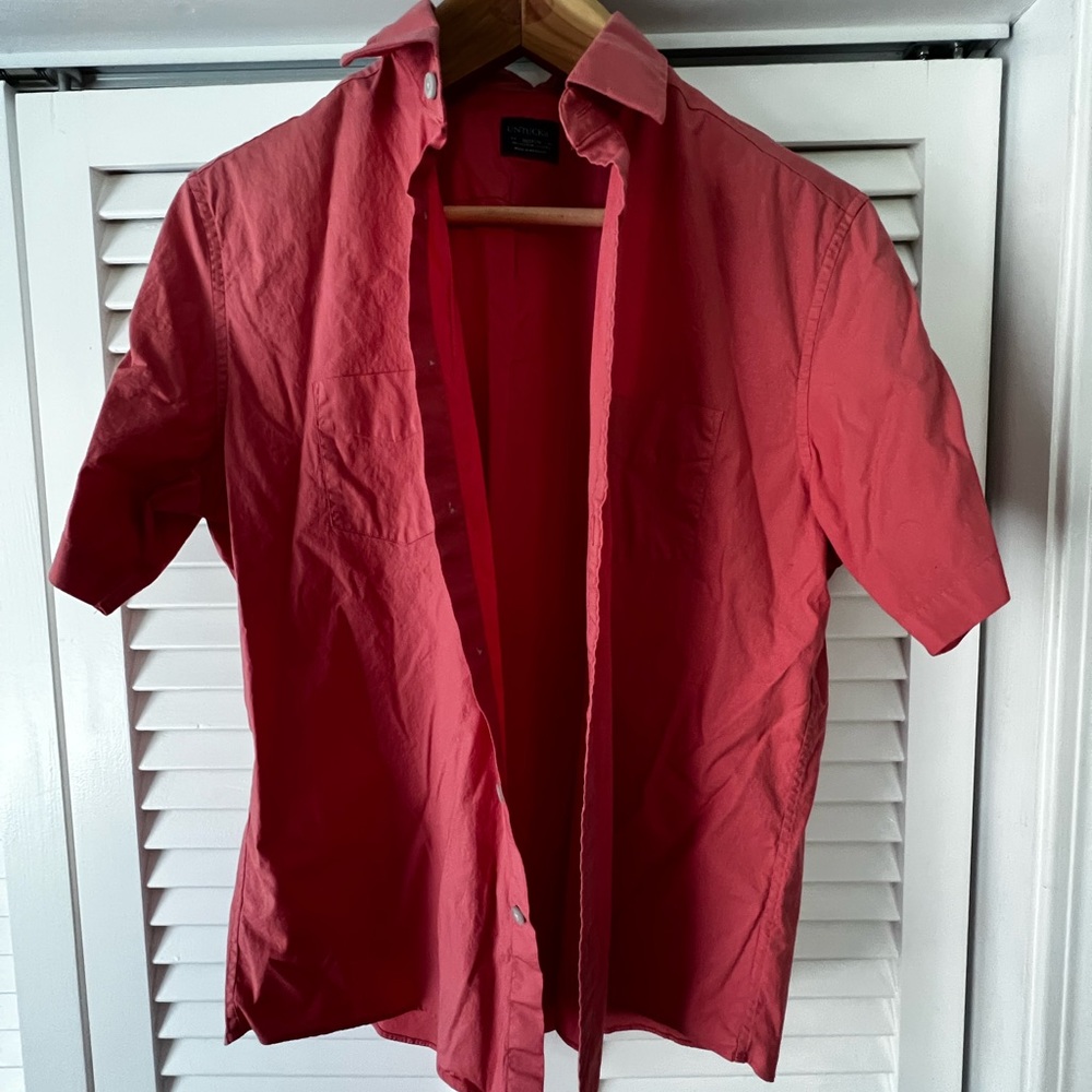Men’s untuckit short sleeve button down T-shirt size medium